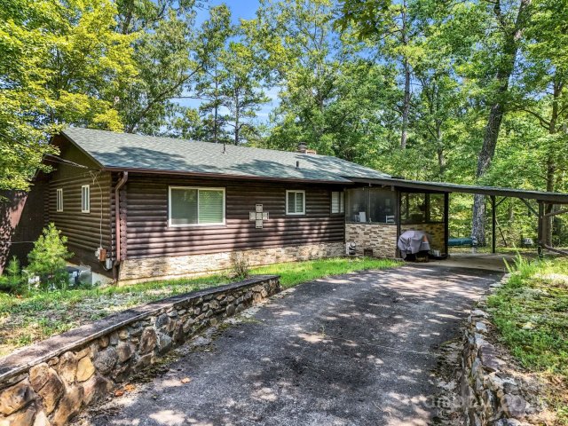 526 Shannons Walk sold home in Riverbend, Lake Lure, NC
