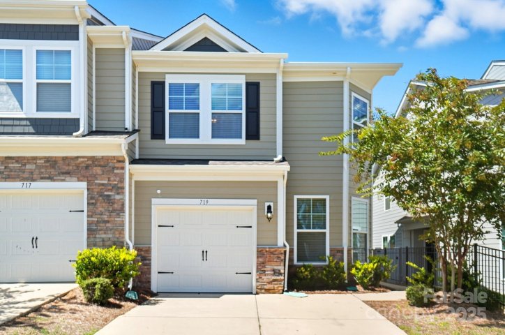 719 Little Bluestem Drive sold home in The Village At Ivy Ridge, Lake Wylie, SC