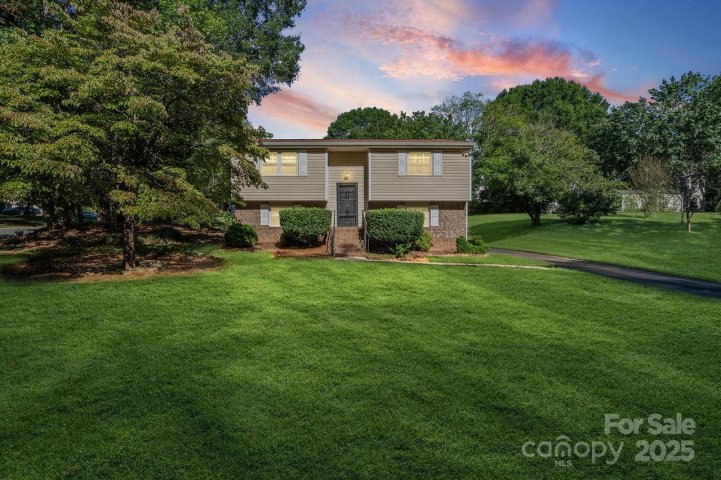 8619 Eaglewind Drive pending home in Idlewild South, Charlotte, NC