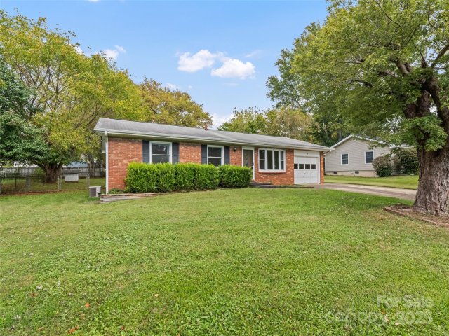 14 Fieldcrest Road sold home in Glen Meadows, Arden, NC