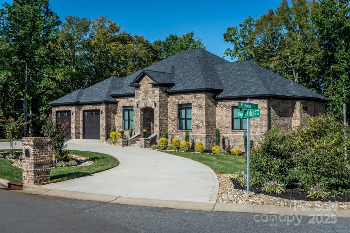 668 Players Ridge Road pending home in Olivers Landing, Hickory, NC