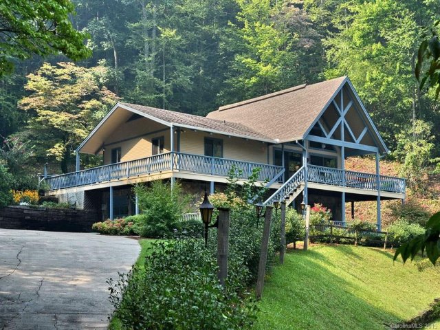 950 Mount Chalet Road sold home in Mountain Chalet, Canton, NC