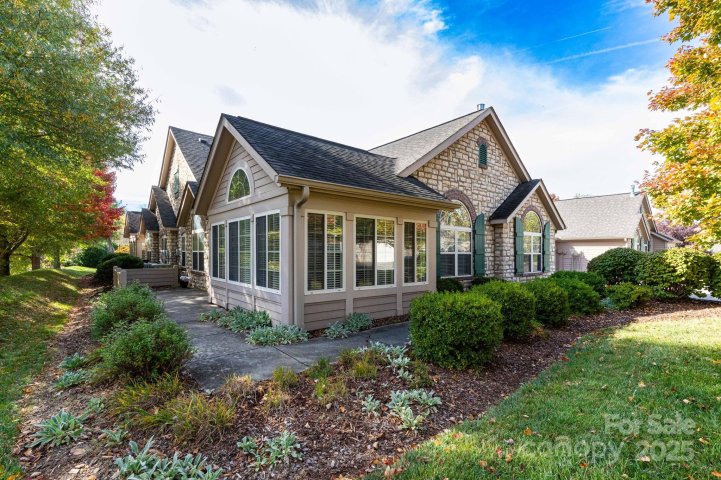92 Mountain Meadow Circle pending home in Hamburg Crossing, Weaverville, NC