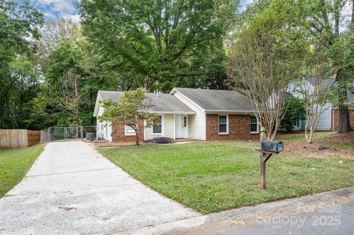 7724 Hickory Hollow Lane sold home in Chestnut Lake, Charlotte, NC