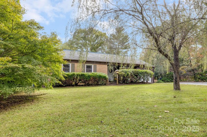 422 Comet Drive sold home in Terrace Gardens, Hendersonville, NC