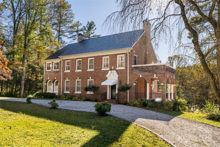 325 Vanderbilt Road active home in Biltmore Forest, Asheville, NC