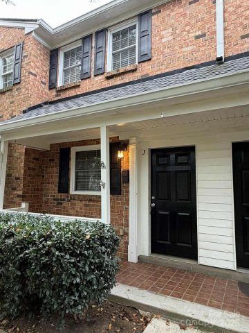 1218 Green Oaks Lane active home in Williamsburg On Commonwealth, Charlotte, NC