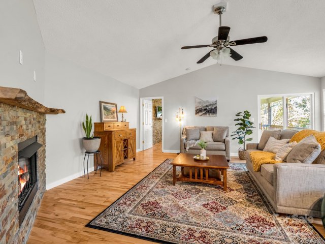 110 Creeks End Circle sold home in Glens Of Aberdeen, Mills River, NC