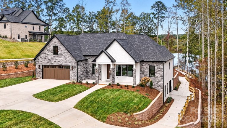 Homes in Waterfront Harbor, Granite Falls
