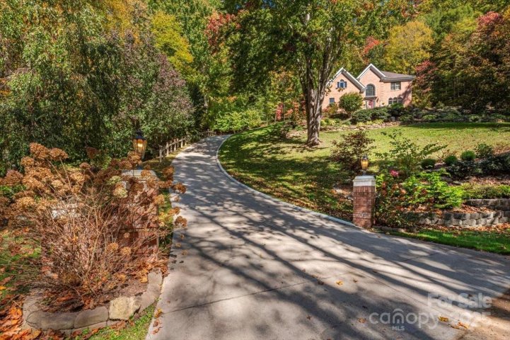 295 Laurel Ridge Drive active home in Laurel Ridge Country Club, Waynesville, NC