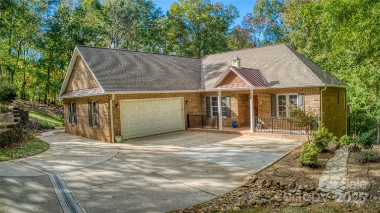 906 Rocky Cove Lane active home in The Springs At High Rock, Denton, NC