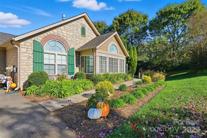 817 Wynnshire Drive pending home in Wynnshire Ridge, Hickory, NC