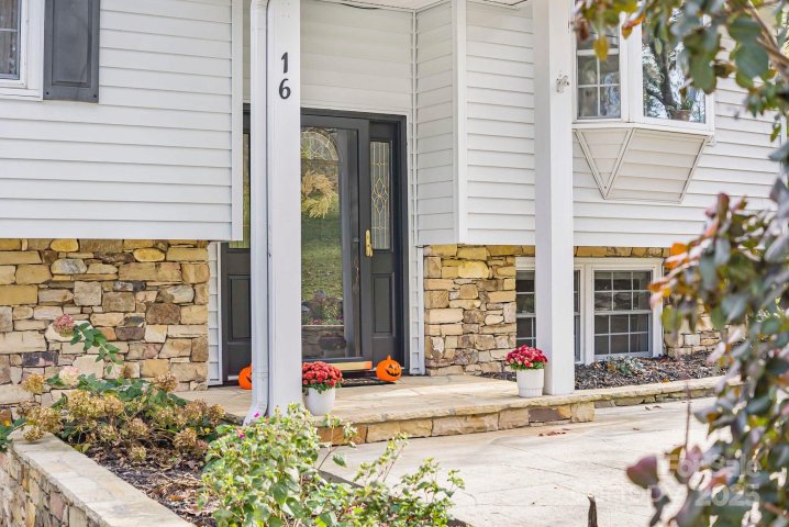 16 Woodfield Road sold home in Glen Meadows, Arden, NC