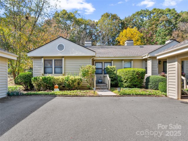 3901 Trinity Court pending home in Cloisters, Asheville, NC