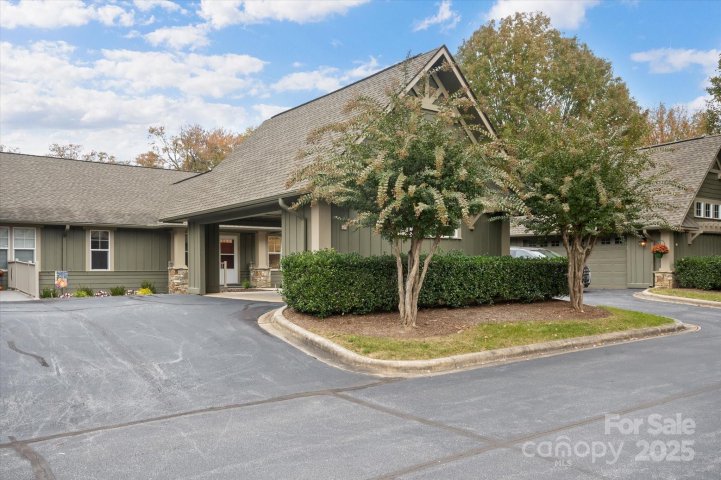 102 Fox Den Court pending home in Wolfpen, Hendersonville, NC
