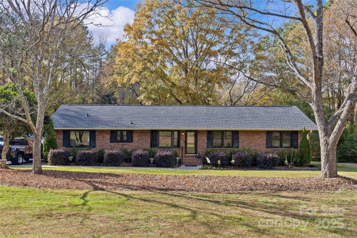1949 Candlewick Drive sold home in Olde Williamsburg, Fort Mill, SC