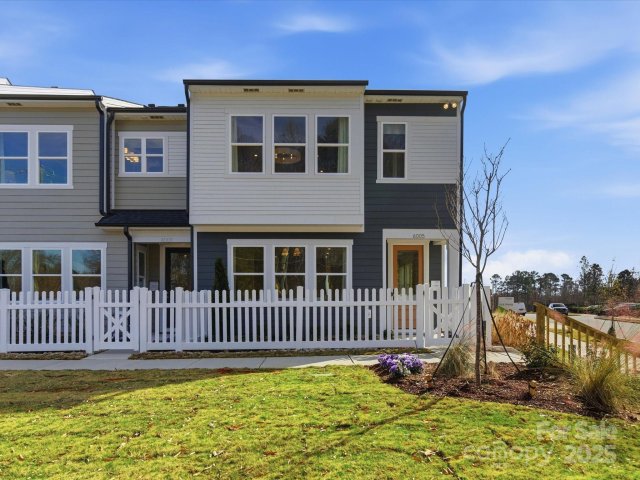 8434 Discovery Lane pending home in Ellis Townes, Charlotte, NC