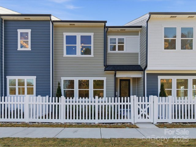 8430 Discovery Lane pending home in Ellis Townes, Charlotte, NC