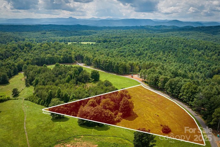 2071 Thoroughbred Way active home in The Coves Mountain River Club, Lenoir, NC