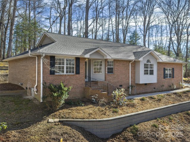 309 Derby Lane sold home in Hunters Glen, Hendersonville, NC