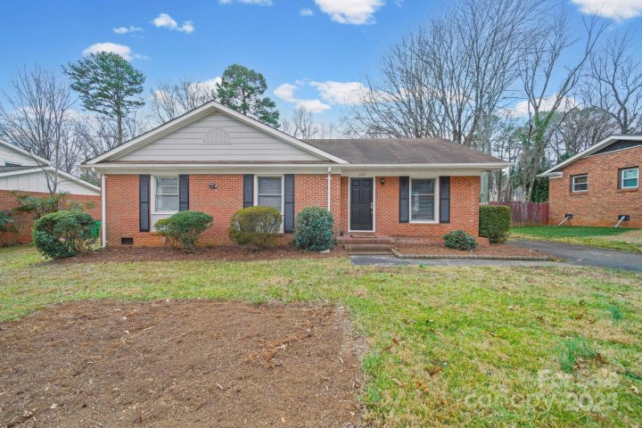 6907 Glenmoor Drive sold home in Forest Pawtuckett, Charlotte, NC