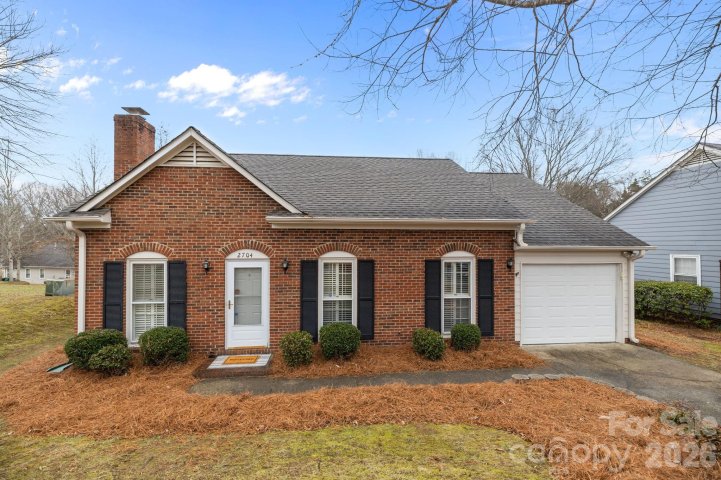 2704 Hillmont Drive sold home in Candlewyck, Charlotte, NC