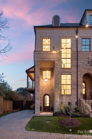 607 Mattie Rose Lane pending home in Elizabeth, Charlotte, NC