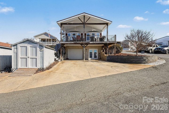103 Oriole Road active home in Badin Shores Resort, New London, NC