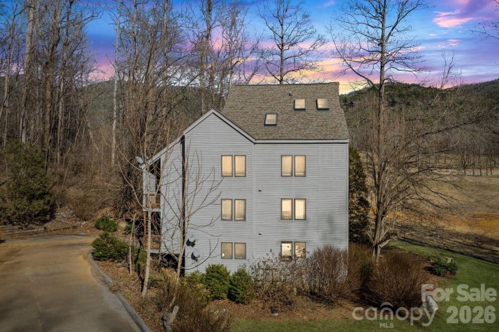 299 Blue Ridge Drive active home in Linville Falls Mountain Club And Preserve, Marion, NC