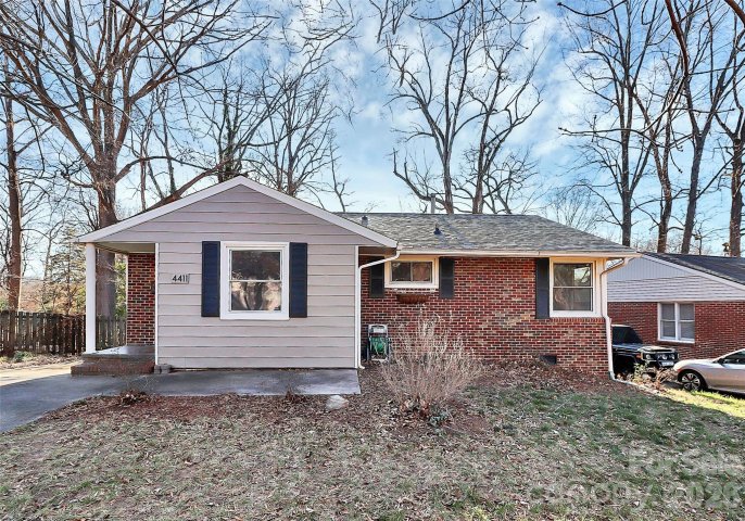 4411 Murrayhill Road pending home in Selwyn Park, Charlotte, NC