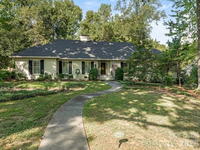 2424 Richardson Drive pending home in Deering Oaks, Charlotte, NC