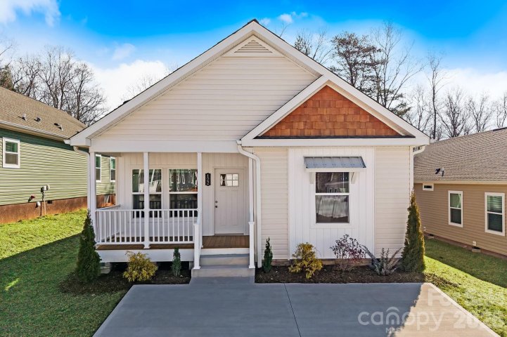 122 Bellamy Road pending home in Brooks Cove, Asheville, NC