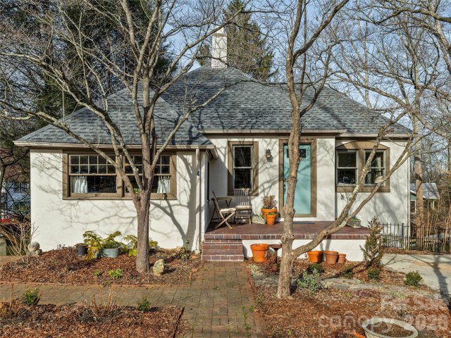 4 Duke Street pending home in Kenilworth, Asheville, NC