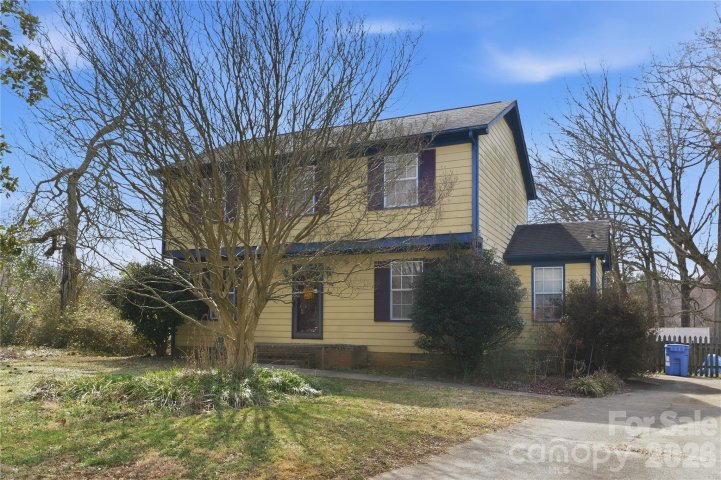 9444 Stately Oak Lane pending home in Timber Creek, Mint Hill, NC