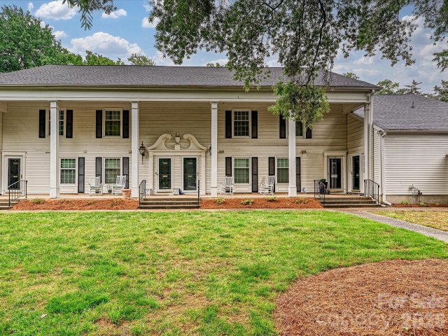 7004 Quail Hill Road active home in Quail Hollow Estates, Charlotte, NC