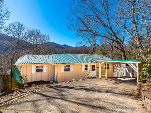 174 Pleasant Ridge active home in Maggie Valley Country Club Est, Maggie Valley, NC