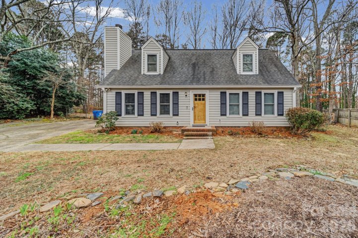 10316 Stornoway Court pending home in Heathergate, Mint Hill, NC