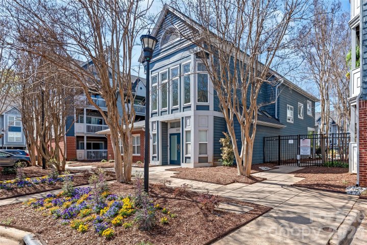 525 N Graham Street pending home in The Fourth Ward Square, Charlotte, NC