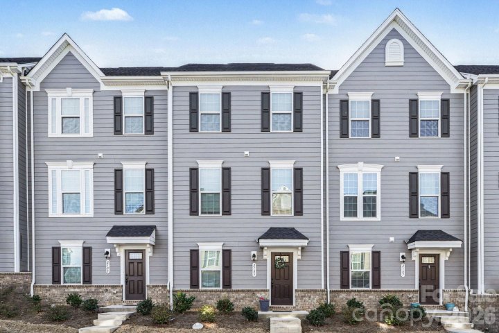 2105 Autumn Olive Lane pending home in Stone Creek Townhomes, Matthews, NC