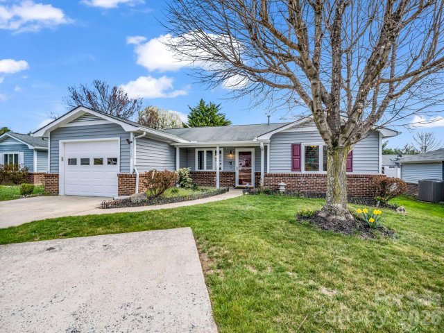 220 Dartcrest Drive sold home in Blue Ridge Villas, Hendersonville, NC