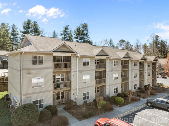 704 Carlyle Way pending home in Carlyle Condominiums, Asheville, NC