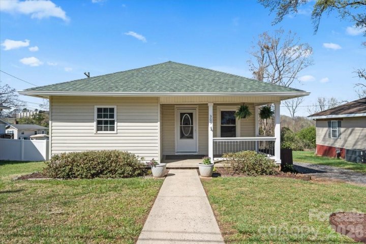 305 Linestowe Drive sold home in Aberfoyle, Belmont, NC