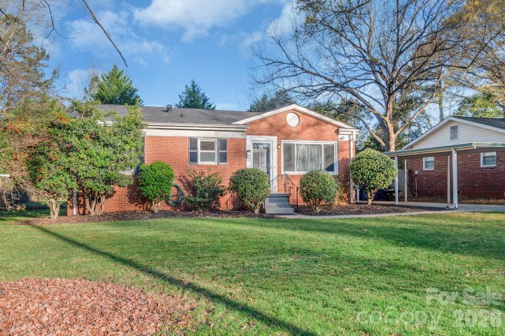 2400 Markham Court pending home in Markham Village, Charlotte, NC
