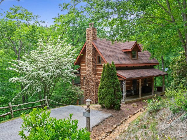 181 Grinnin Sun Road active home in Mountain Air, Burnsville, NC