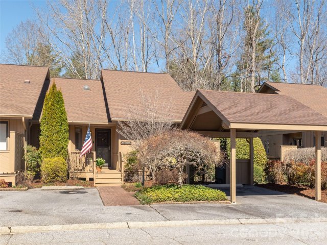 701 Red Oak Drive sold home in The Oaks, Hendersonville, NC