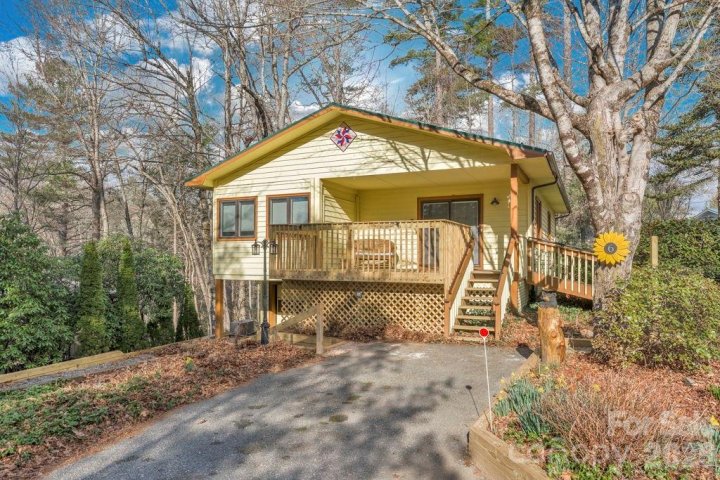 6 Ridgewood Lane active home in Linville Land Harbor, Newland, NC