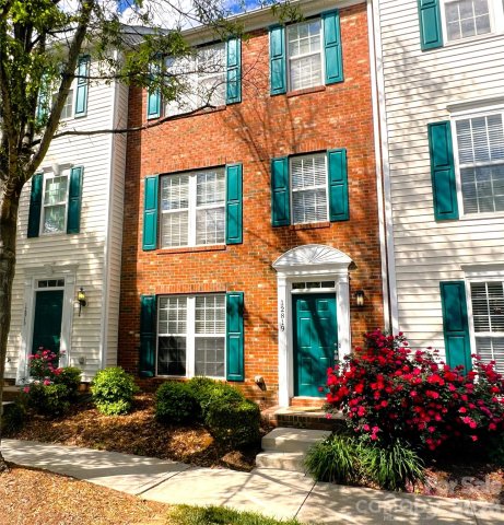 12819 Bullock Greenway Boulevard pending home in Blakeney Greens, Charlotte, NC