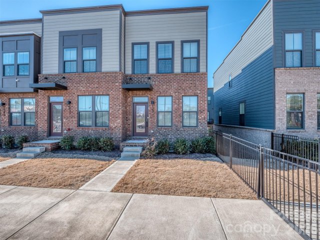 1033 Simcoe Lane active home in Southrail Station, Charlotte, NC