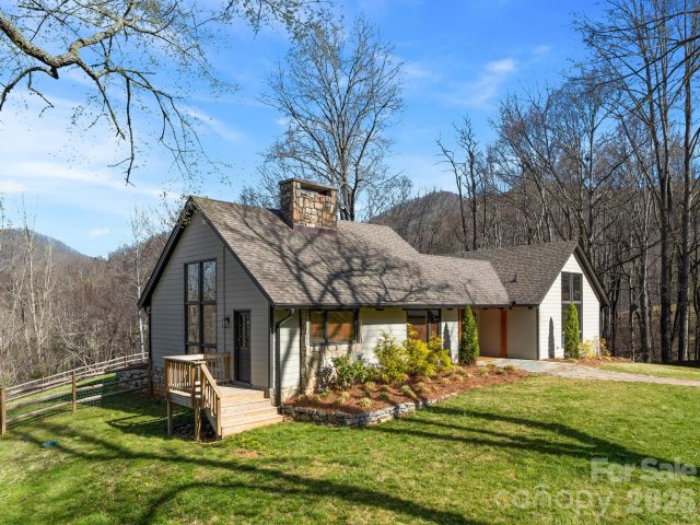 1952 Country Club Drive pending home in Springdale Estates, Canton, NC