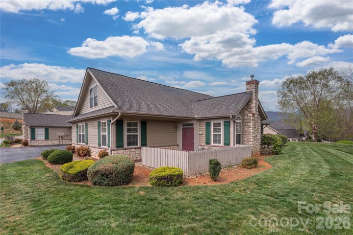 93 Outlook Circle pending home in Craggy View Cottages, Swannanoa, NC